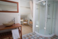 salle d'eau avec douche, lavabo et toilette ©MidiMaison