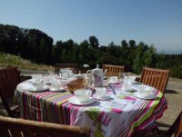 petit déjeuner en terrasse © Gîtes de France