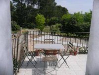 LA BERGERONNETTE Terrasse avec salon de jardin. © R POURTHIE
