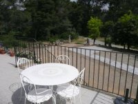 Rouge Gorge -Terrasse avec salon de jardin. © pourthie R
