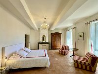 Chambre rouge grand angle 2 © Domaine Coudoulet