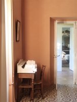 Chambre terracotta coiffeuse © Domaine Coudoulet