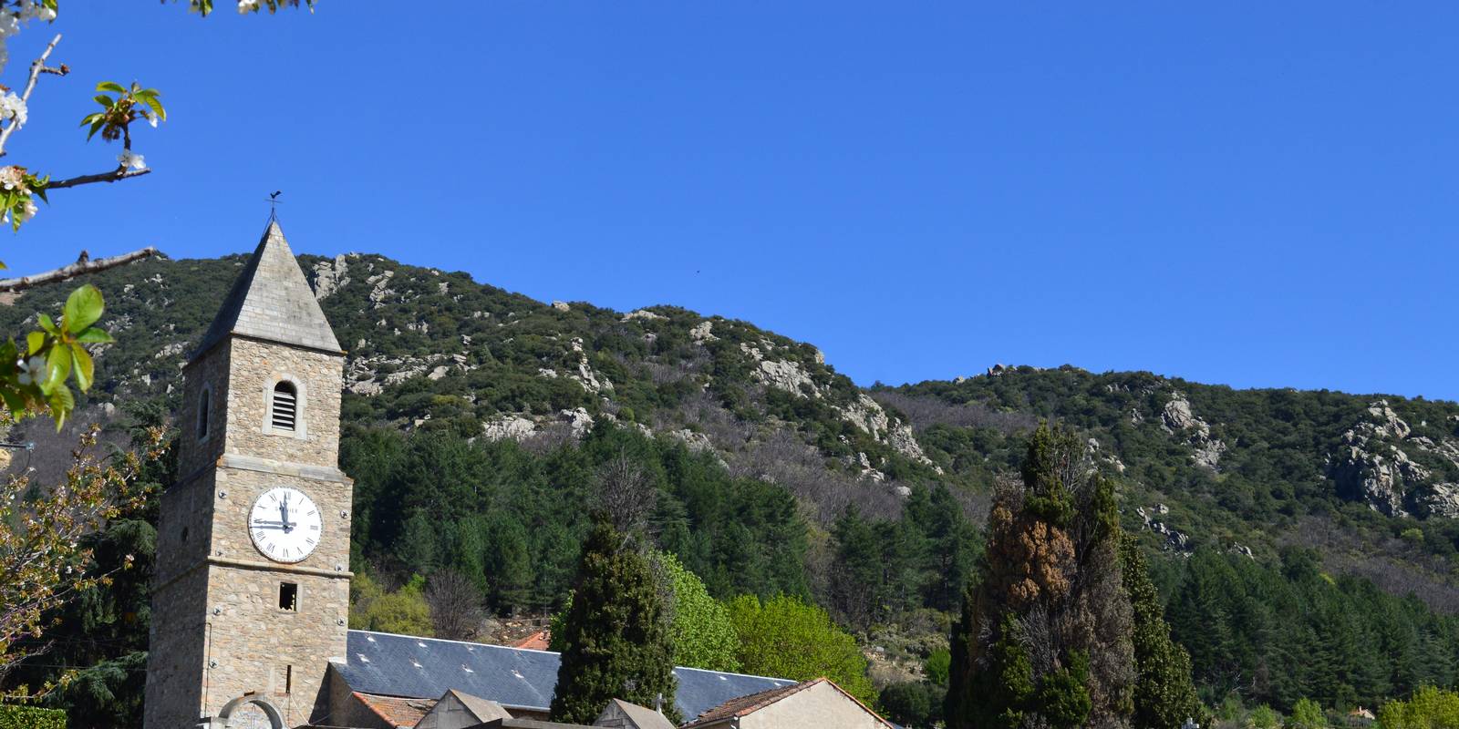 Le village de Mons la Trivalle Départ idéal pour toutes les activités Outdoor du Caroux